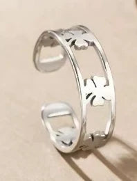 Anillo de Acero Inoxidable Calado - Joya Moderna y Resistente al Agua para Mujer
