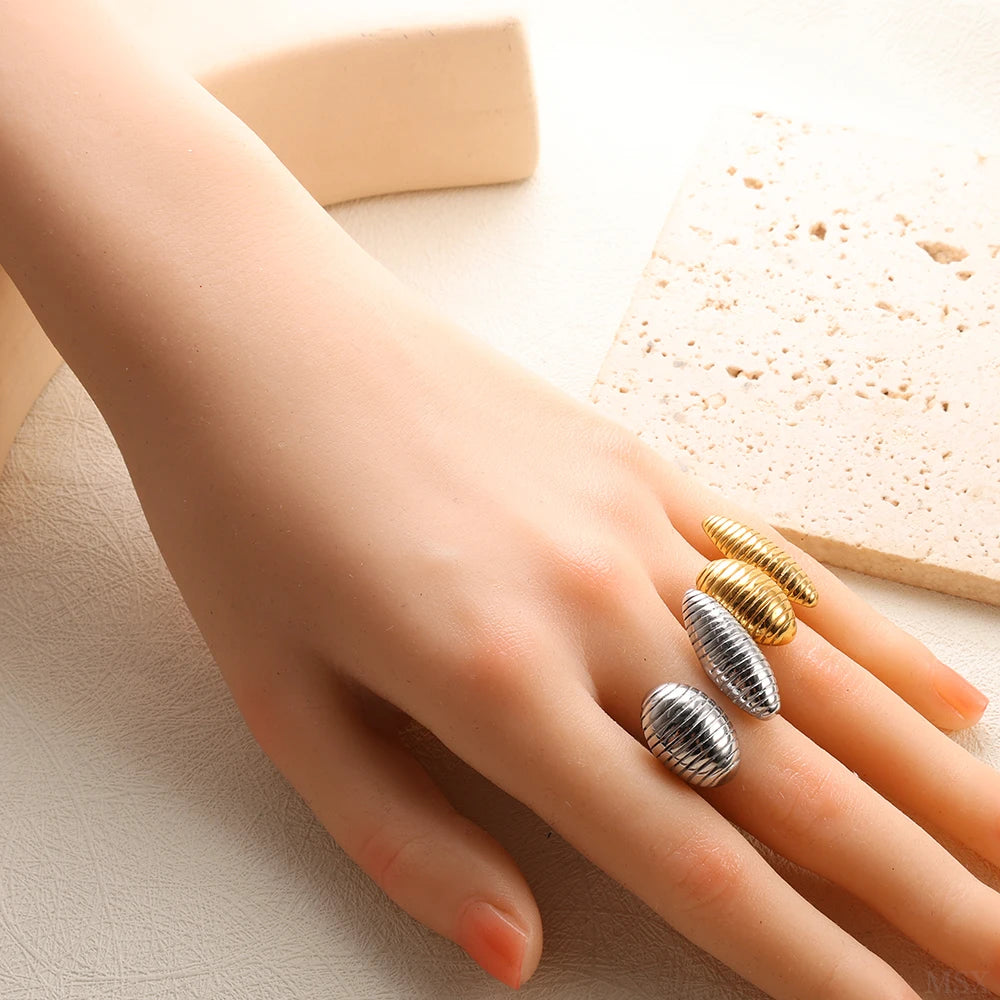 Anillo de Acero Inoxidable Calado - Joya Moderna y Resistente al Agua para Mujer