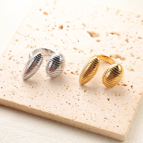 Anillo de Acero Inoxidable Calado - Joya Moderna y Resistente al Agua para Mujer