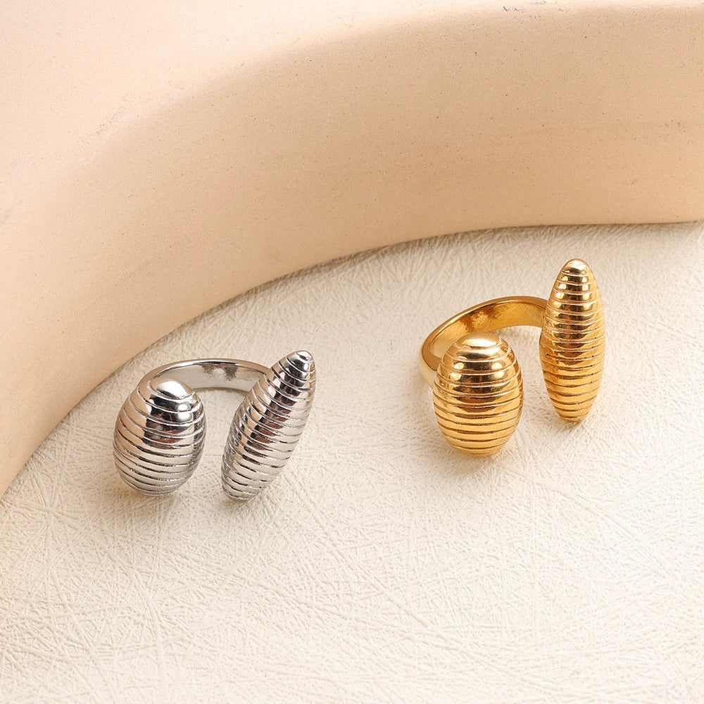 Anillo de Acero Inoxidable Calado - Joya Moderna y Resistente al Agua para Mujer