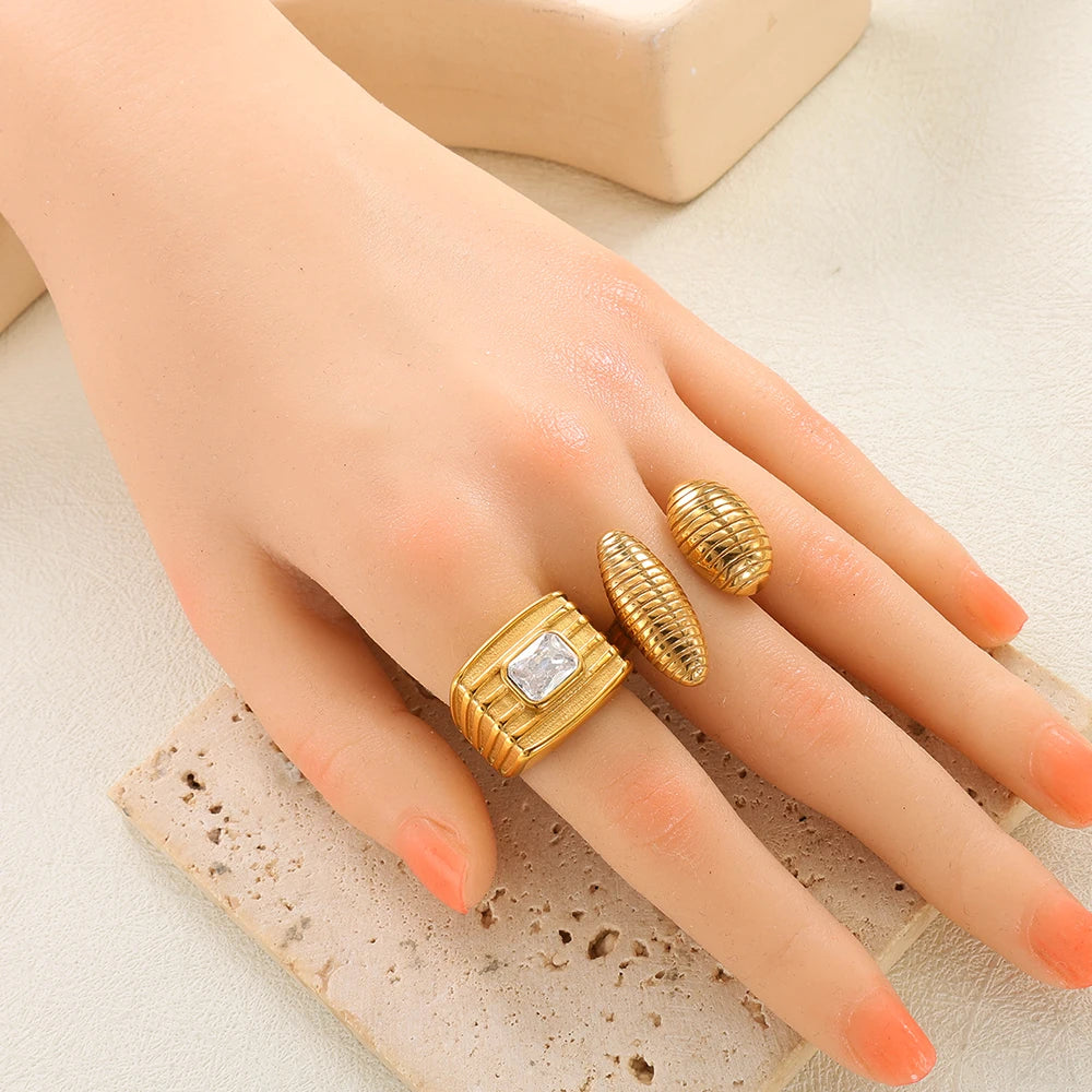 Anillo de Acero Inoxidable Calado - Joya Moderna y Resistente al Agua para Mujer