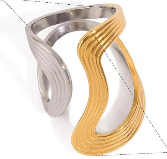 Anillo de Acero Inoxidable Calado - Joya Moderna y Resistente al Agua para Mujer
