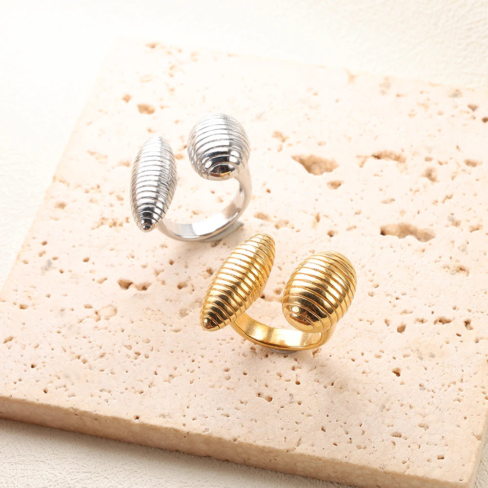 Anillo de Acero Inoxidable Calado - Joya Moderna y Resistente al Agua para Mujer