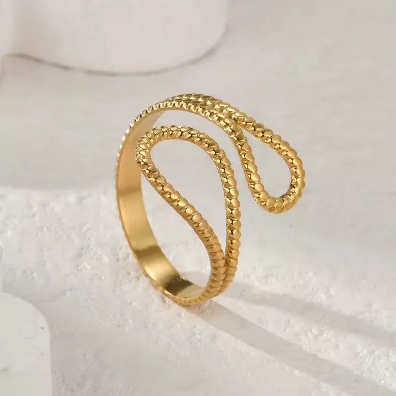 Anillo de Acero Inoxidable Calado - Joya Moderna y Resistente al Agua para Mujer