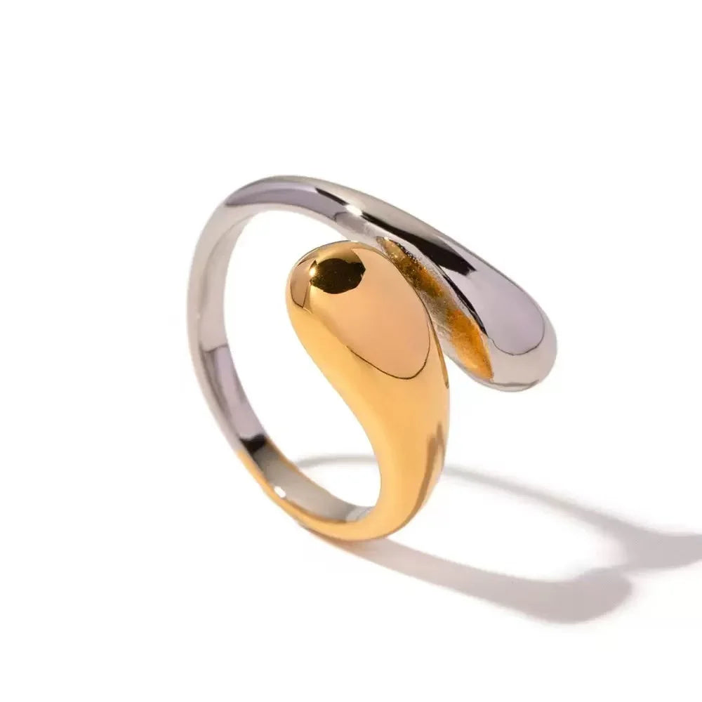Anillo de Acero Inoxidable Calado - Joya Moderna y Resistente al Agua para Mujer